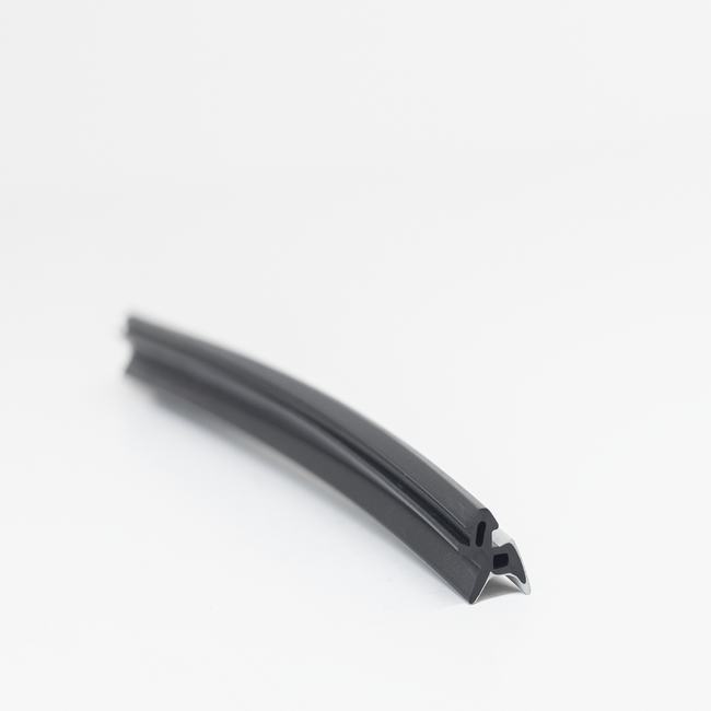 Akhtam al Abwab Walnawafidh Albilastikia